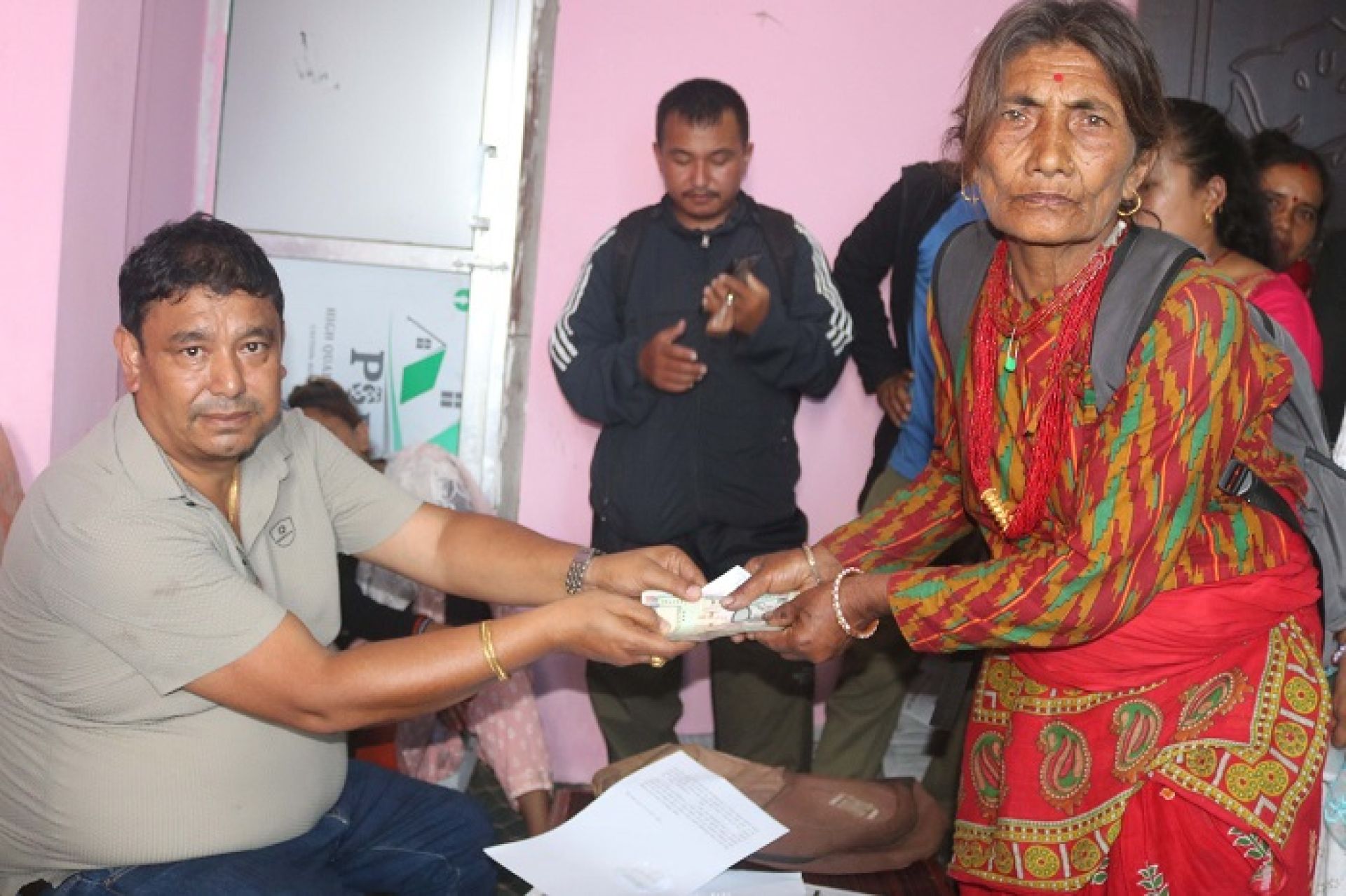 ऋण उठाउँदै धमाधम बचत फिर्ता गर्दै लालुपाते सहकारी